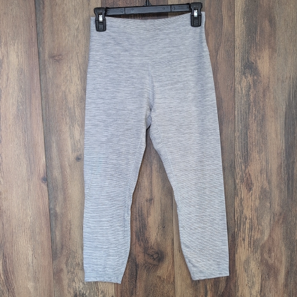 Lululemon Athletica Heather Gray/White Stripe Crop Leggings 8              Q126